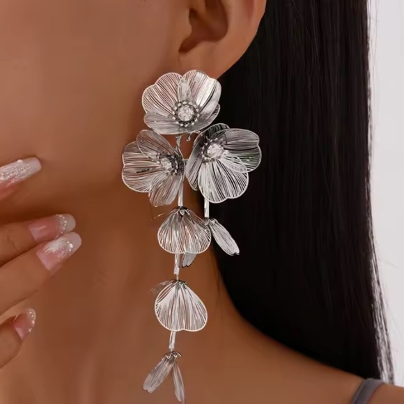 ZARA Kate Middleton Inspired Cascading Floral Earrings – Statement Elegance - Picture 3 of 6